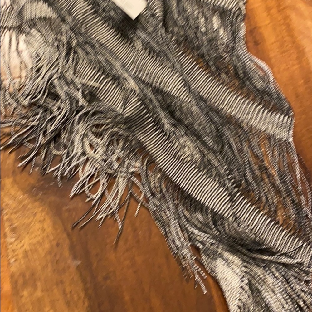 Cover up Shawl - Picture 3 of 4